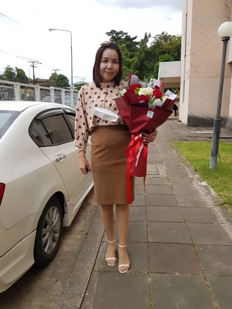 Photo of lady with flowers in Phuket, Thailand