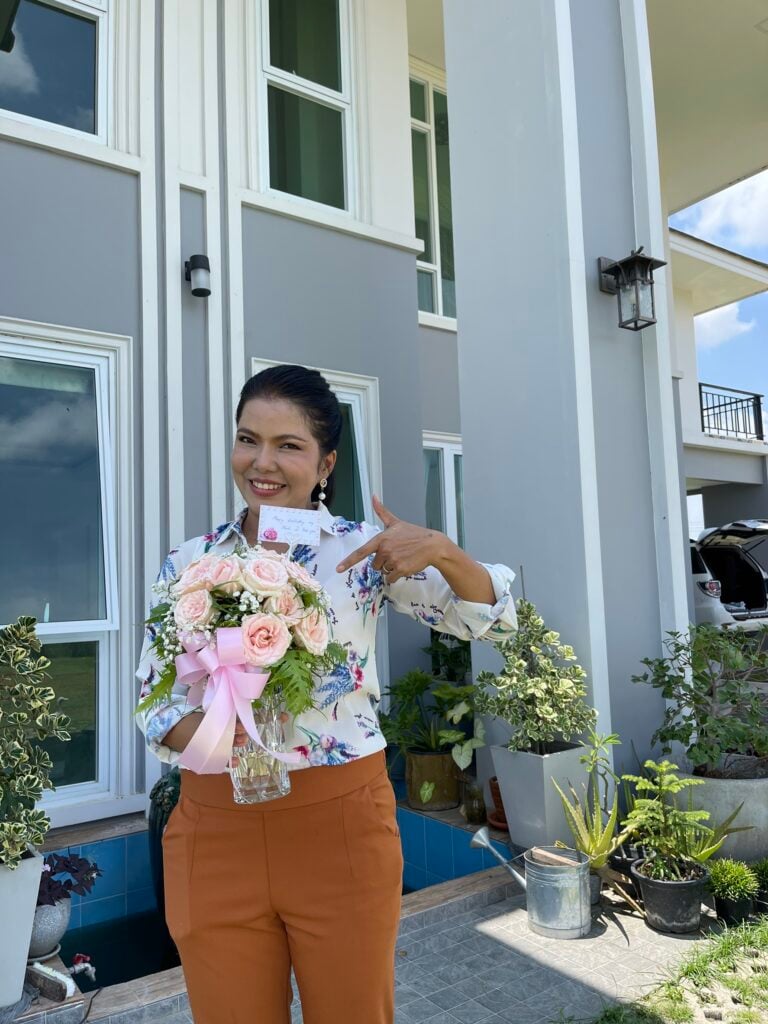 ภาพหญิงสาวกับดอกไม้ที่อุบลราชธานีประเทศไทย