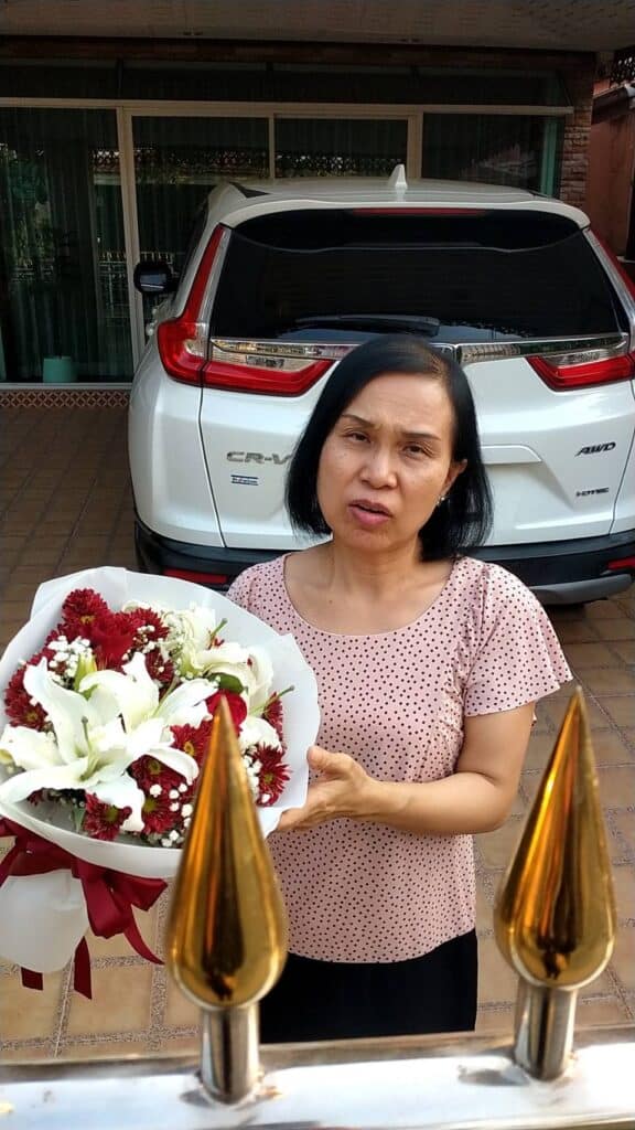 ภาพถ่ายของหญิงสาวกับดอกไม้ในปทุมธานีประเทศไทย